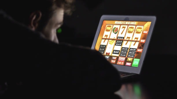 Live Sic Bo selection interface on mobile phone showing odds and payout amounts
